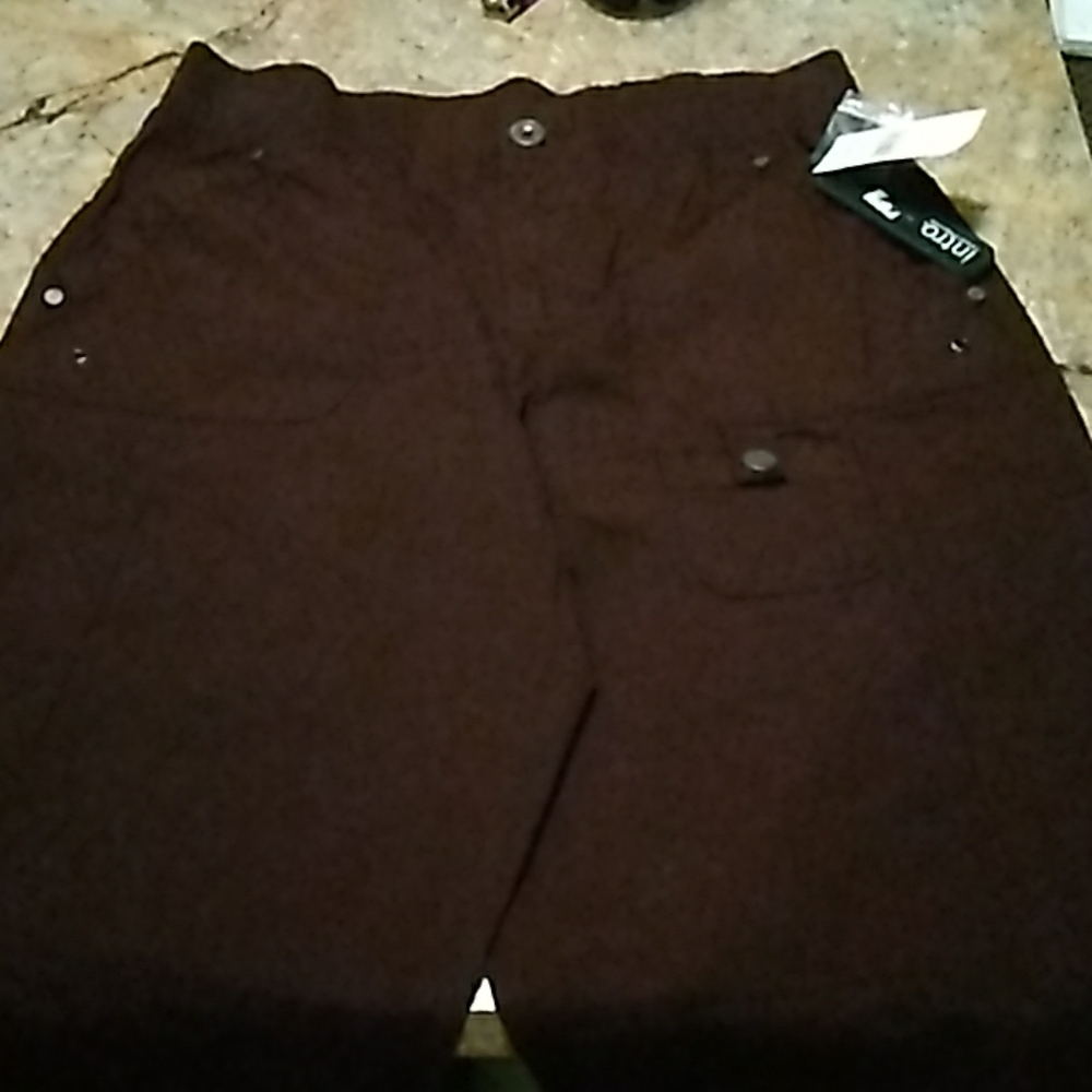 Size 8 NWT Johnathan Ross Intro dark brown capris